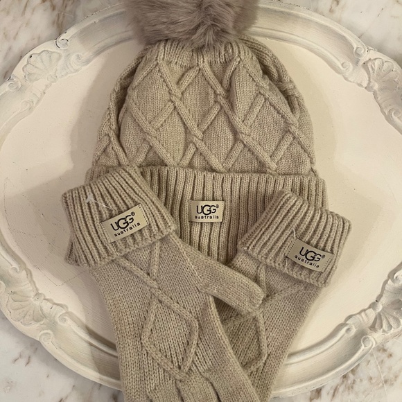 UGG BEIGH BEANIE GLOVE SET NWT - Picture 5 of 9